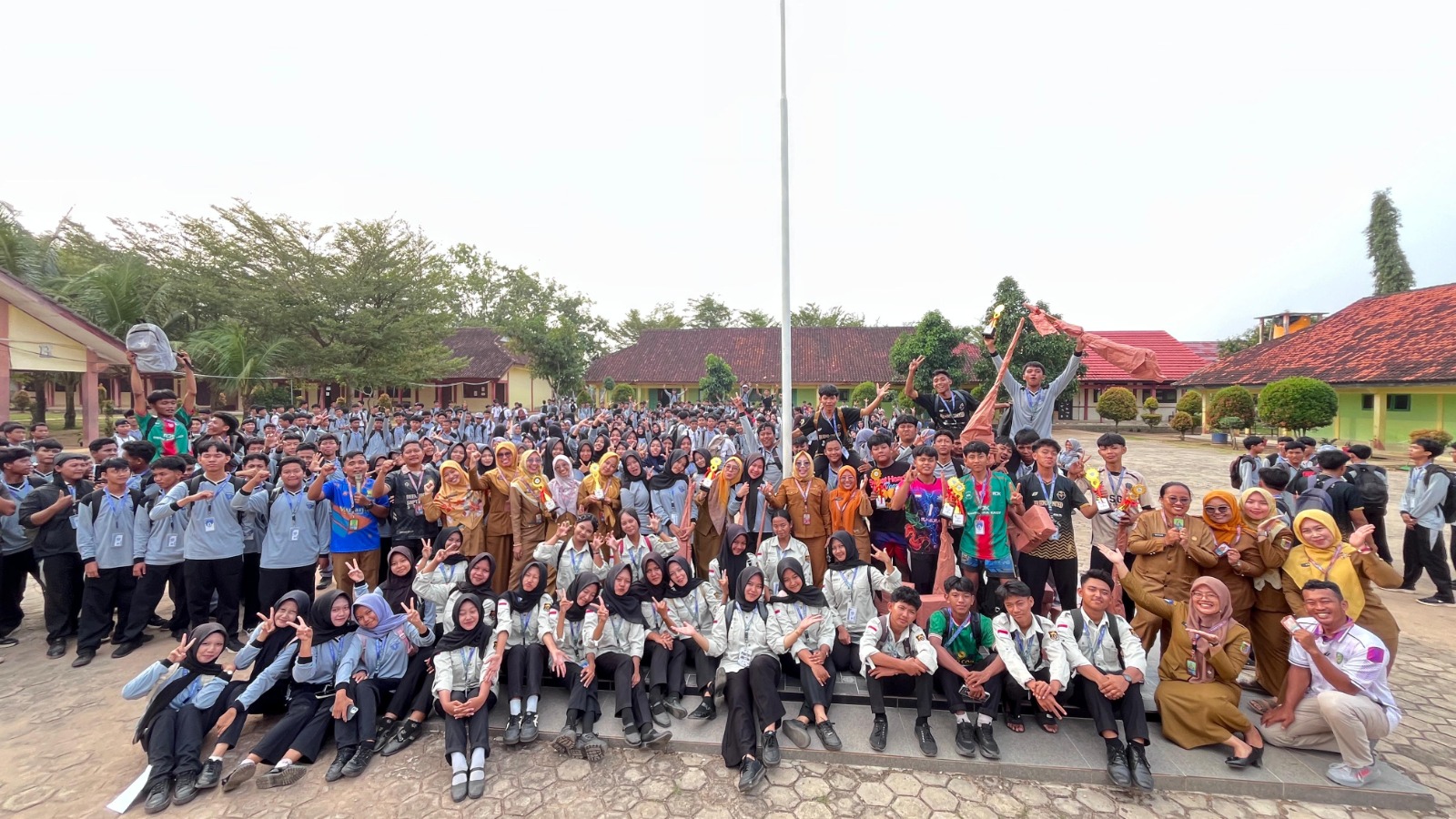 Seru dan Kompetitif! Class Meeting SMKN 1 Raman Utara Sukses Digelar, Para Juara Bawa Pulang Piala
