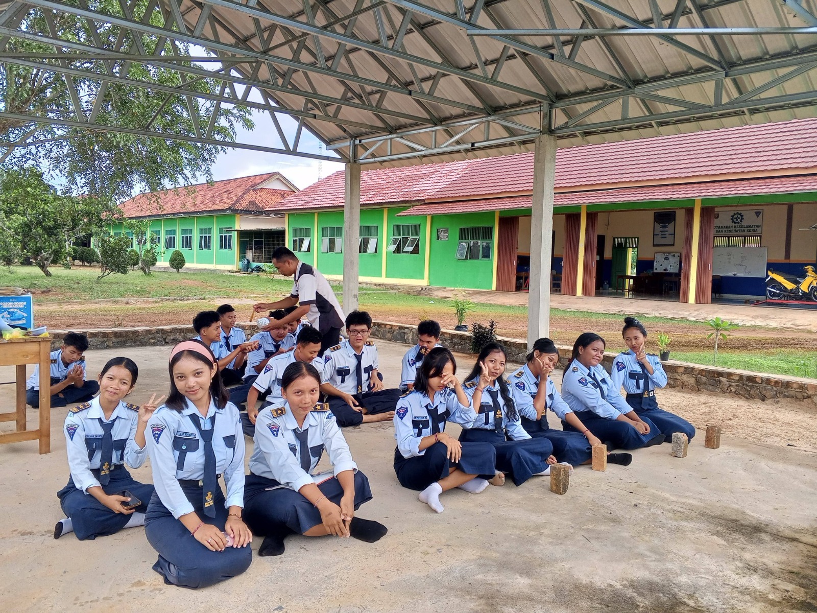 Meningkatkan Karakter Mulia, Siswa Hindu SMKN 1 Raman Utara Ikuti Kegiatan Sadana