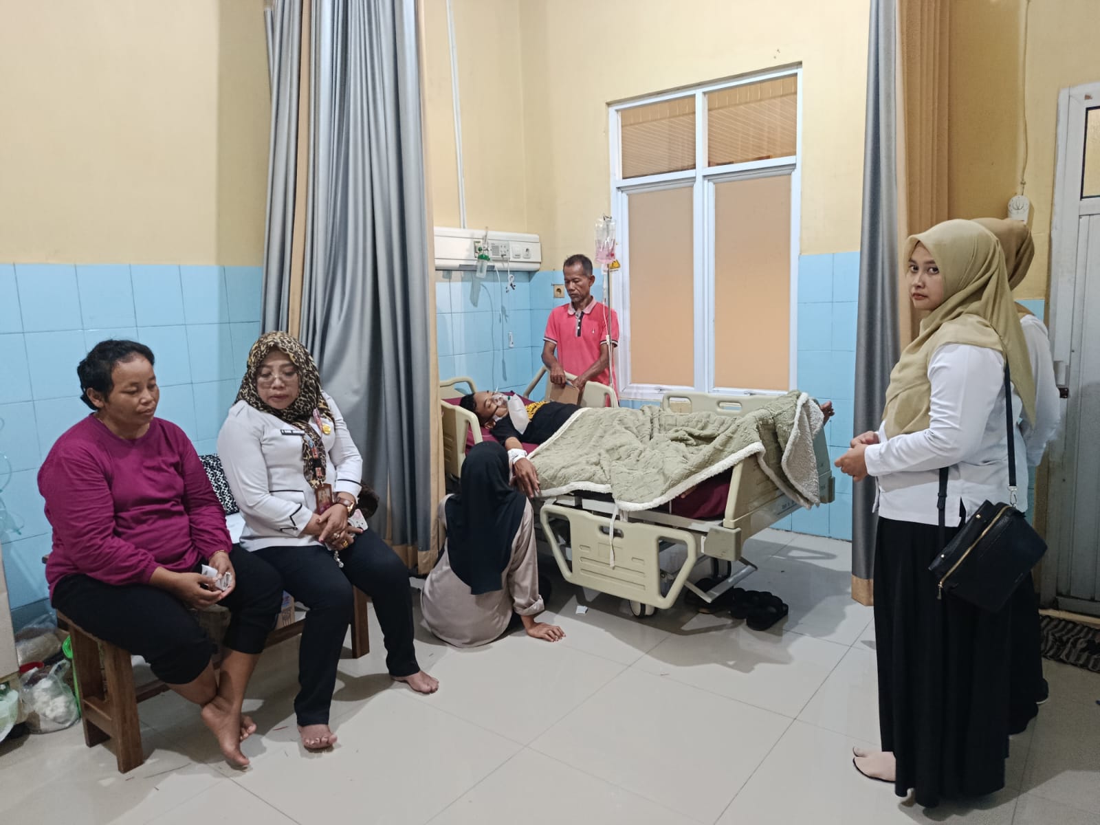 Pererat Silaturahmi di Kala Sakit, Keluarga Besar SMKN 1 Raman Utara Wujudkan Kepedulian dengan Menjenguk Rekan Guru di Rumah Sakit
